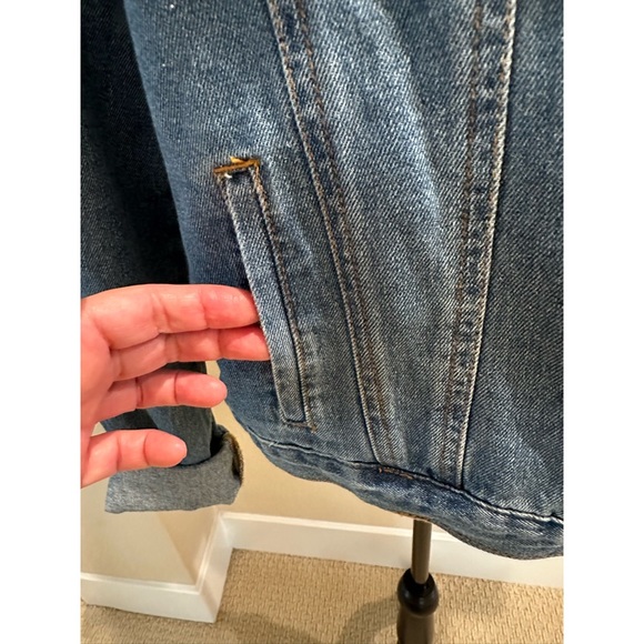 🌷🌸 Super cute jean jacket.💙 - Picture 4 of 6